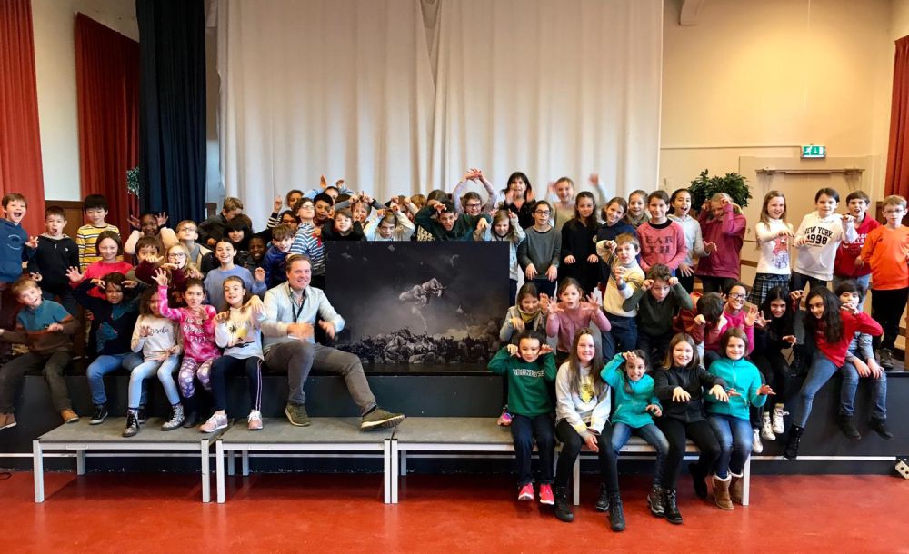 Pim Volkers en kinderen van Lycee Vincent van Gogh met de winnende foto