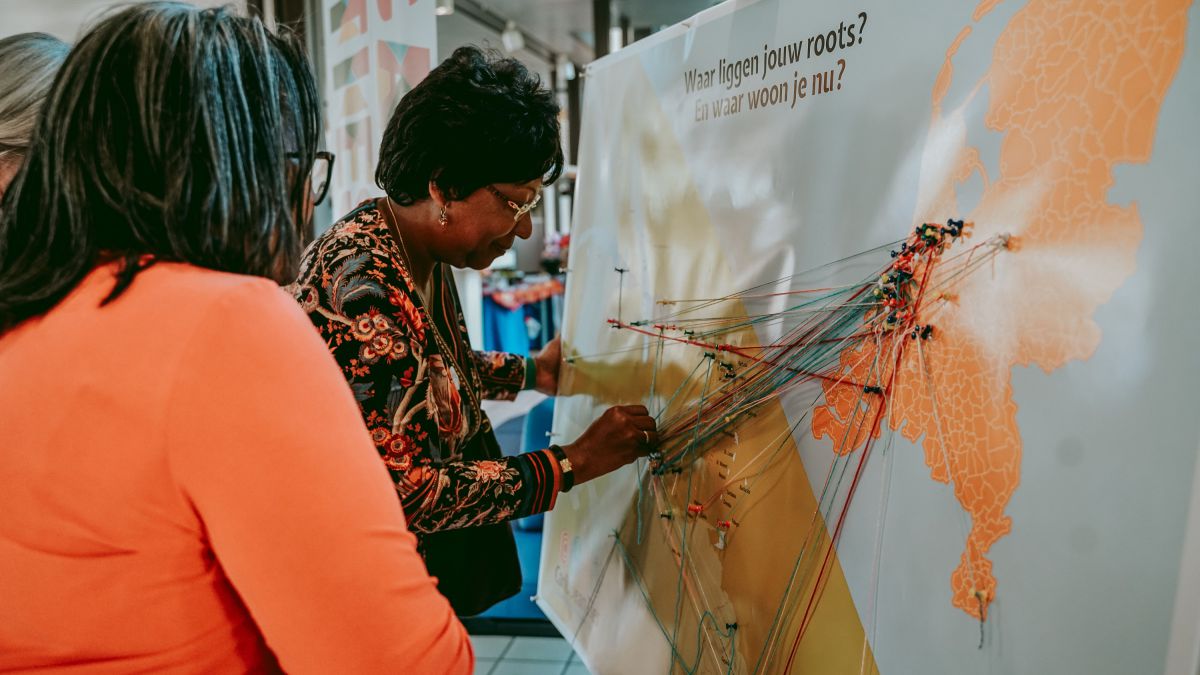 Bezoekers geven tijdens Caribbean Ties in het Museon de link tussen de Cariben en Nederland weer. (Foto: Kilian Moesker)