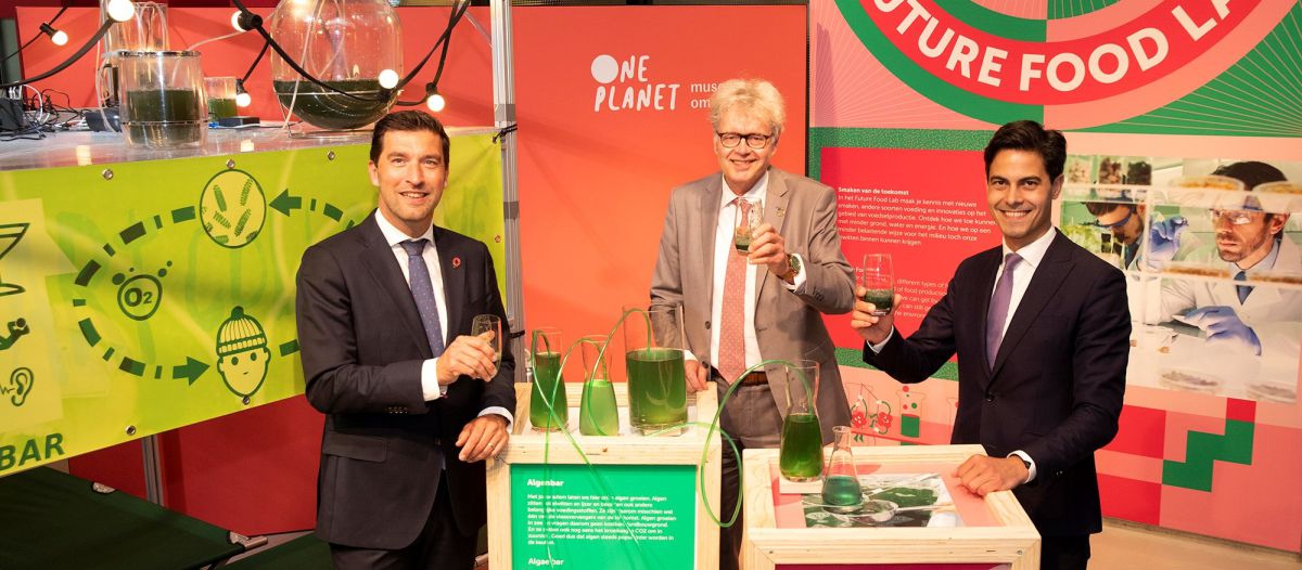 Robert van Asten, Peter de Haan en Rob Jetten (v.l.n.r.) in de Algenbar in One Planet