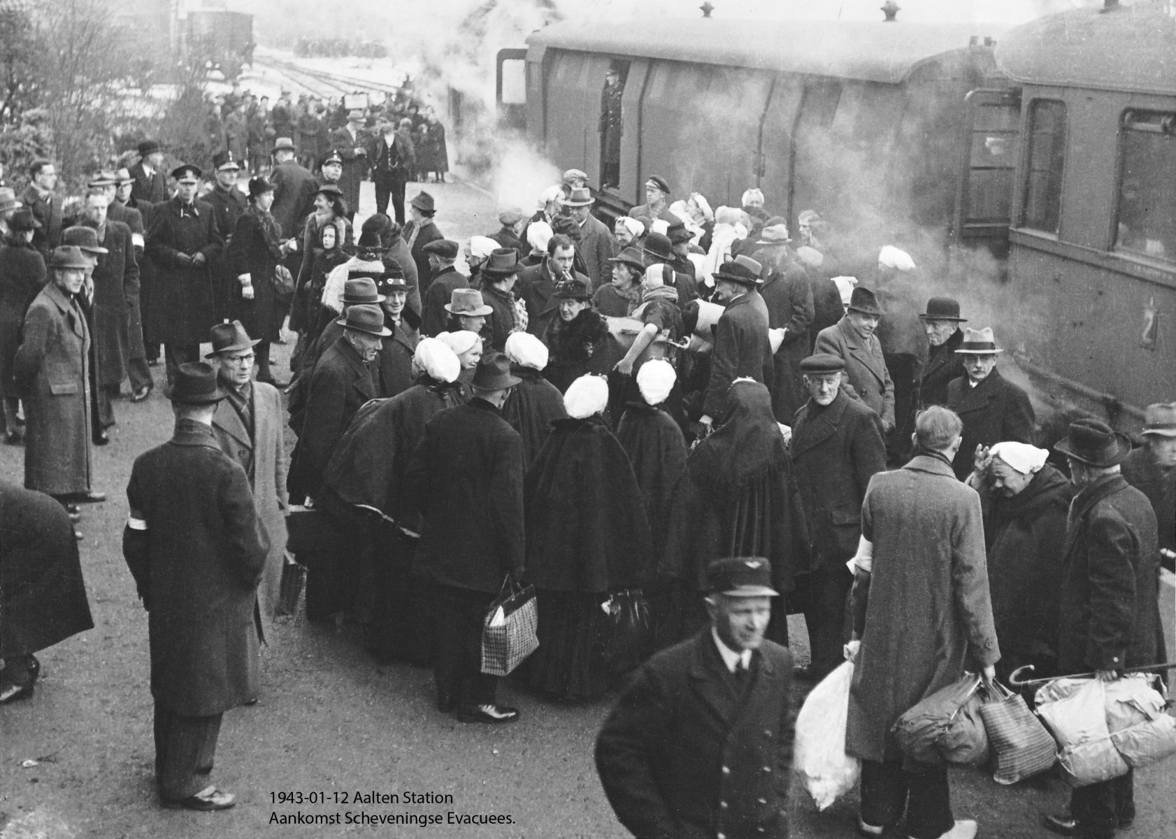 Scheveningse evacuees komen aan op het station van Aalten, 12 januari 1943