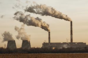 Foto van fabriek met rook uit schoorstenen